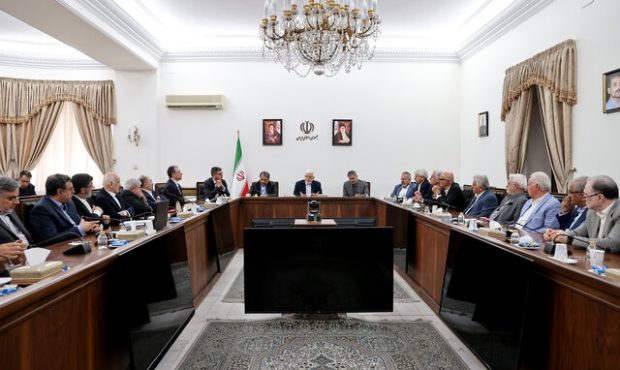 عارف: داوطلب تحریم نیستیم ولی در مقابل تحریمهای ظالمانه میایستیم عارف: داوطلب تحریم نیستیم ولی در مقابل تحریمهای ظالمانه میایستیم