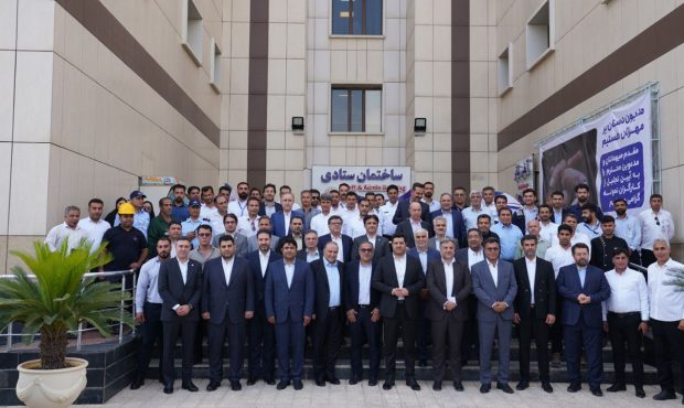 نقش تکتک کارگران در شکوفایی، رونق اقتصادی و توسعه کشور ارزشمند است نقش تکتک کارگران در شکوفایی، رونق اقتصادی و توسعه کشور ارزشمند است