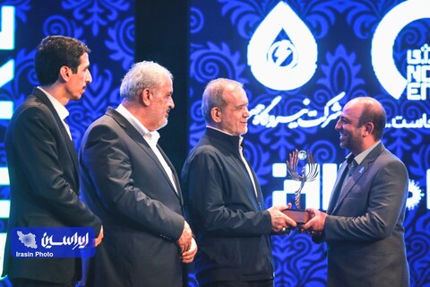 رئیسجمهور جایزه سرمایهگذار برتر نیروگاههای خورشیدی کشور را به گروه فولاد مبارکه اهدا کرد رئیسجمهور جایزه سرمایهگذار برتر نیروگاههای خورشیدی کشور را به گروه فولاد مبارکه اهدا کرد