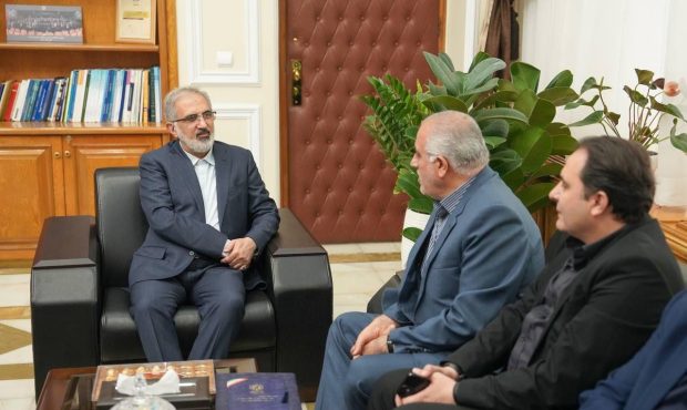 قدردانی رئیس بنیاد مسکن از بانک مسکن به پاس نقش مؤثر در پیشبرد طرح نهضت ملی قدردانی رئیس بنیاد مسکن از بانک مسکن به پاس نقش مؤثر در پیشبرد طرح نهضت ملی