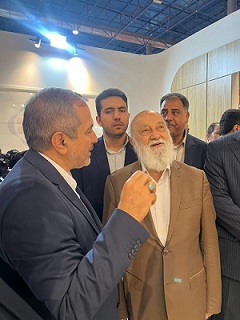 بازدید دکتر مهدی چمران، رئیس شورای اسلامی شهر تهران، از غرفه موسسه اعتباری ملل، در نمایشگاه بینالمللی مشهد بازدید دکتر مهدی چمران، رئیس شورای اسلامی شهر تهران، از غرفه موسسه اعتباری ملل، در نمایشگاه بینالمللی مشهد