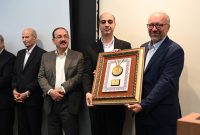 اهدای نشان عالی مدیریت روابط عمومی و مدال زرین به داریوش سهرابی