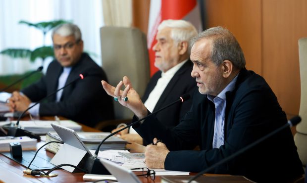 دستور پزشکیان برای تسهیل و رفع مشکلات سرمایهگذاران و تولیدکنندگان برق دستور پزشکیان برای تسهیل و رفع مشکلات سرمایهگذاران و تولیدکنندگان برق