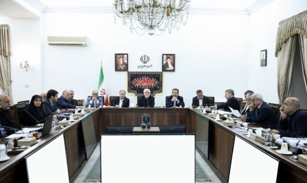 عارف: اجازه نمیدهیم دشمنان از جبهه اقتصادی به کشور آسیب برسانند عارف: اجازه نمیدهیم دشمنان از جبهه اقتصادی به کشور آسیب برسانند