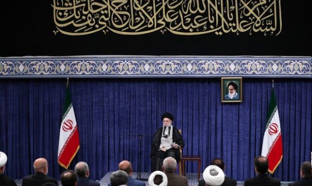 رهبر انقلاب:مسئولان باید با قوت و روحیه کامل به کار خود ادامه دهند رهبر انقلاب:مسئولان باید با قوت و روحیه کامل به کار خود ادامه دهند